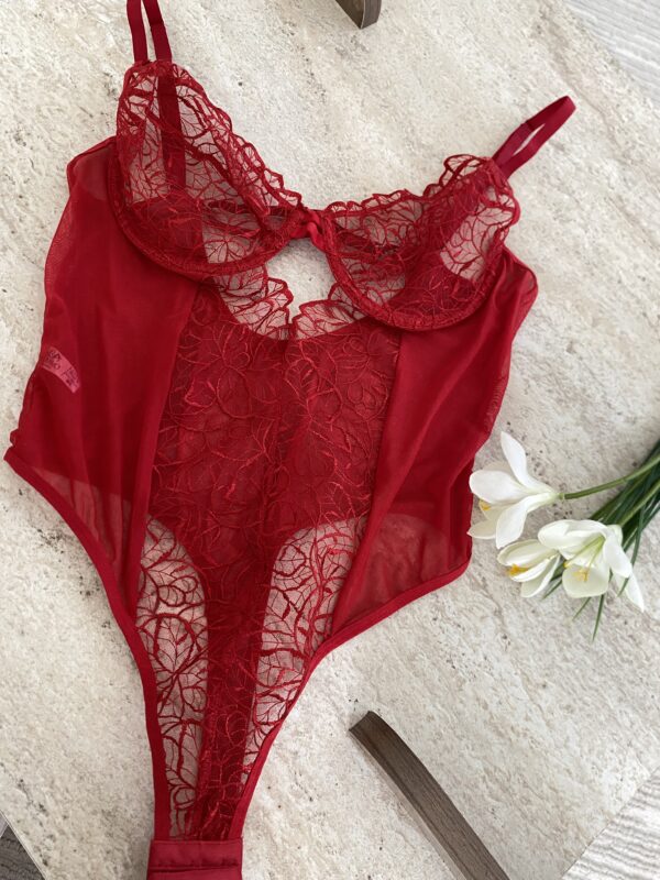 Megan kırmızı bodysuit